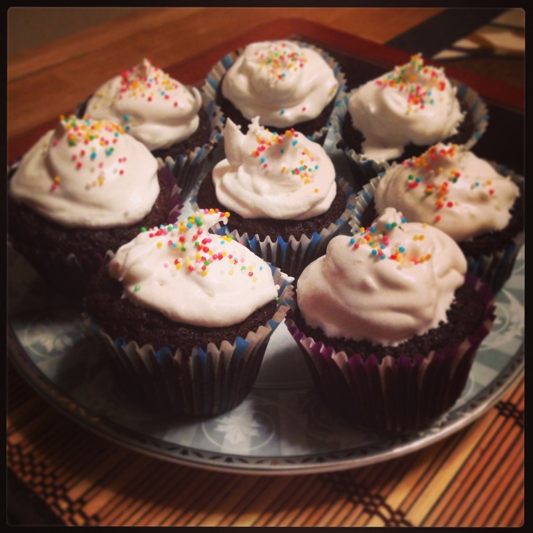 Шоколадный капкейк с ганашем и меренговым кремом