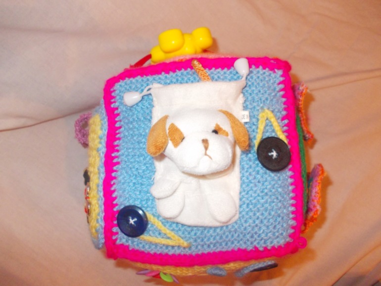 Вязанный развивающий кубик)