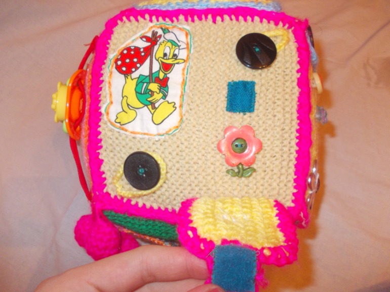 Вязанный развивающий кубик)