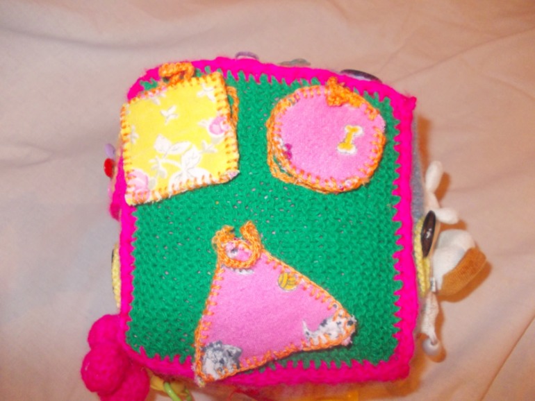 Вязанный развивающий кубик)