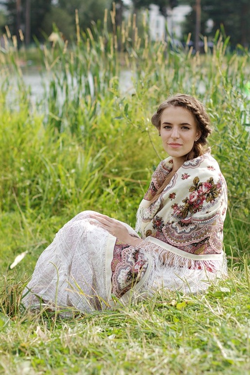 Как носить павловопосадский платок.