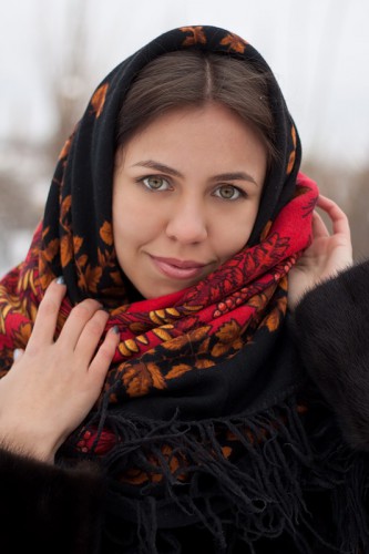 Как носить павловопосадский платок.