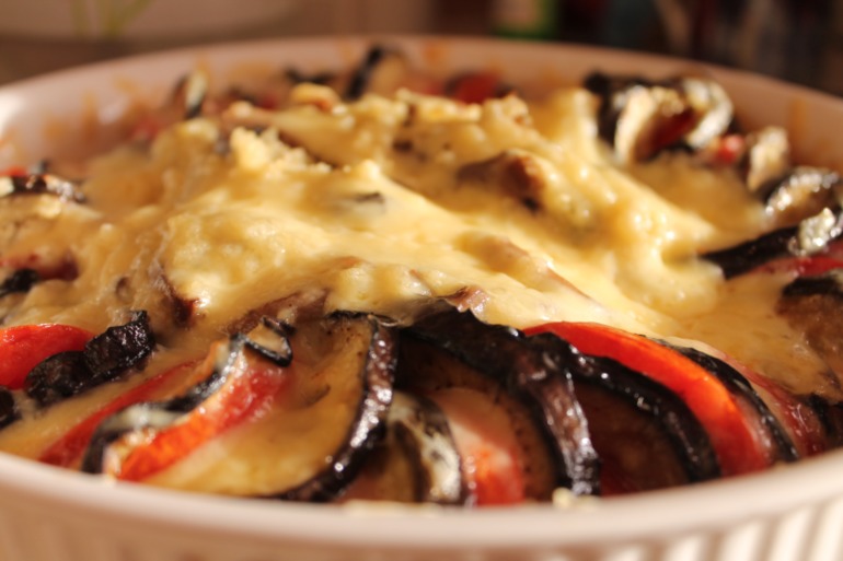 А-ля рататуй) баклажаны, помидоры и сыр)