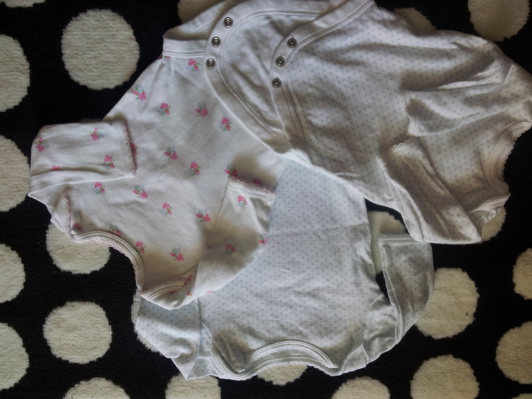 одежда на возраст 0-3 месяца и 3-6 мес.Максимум 100 рублей.Могу отправить почтой