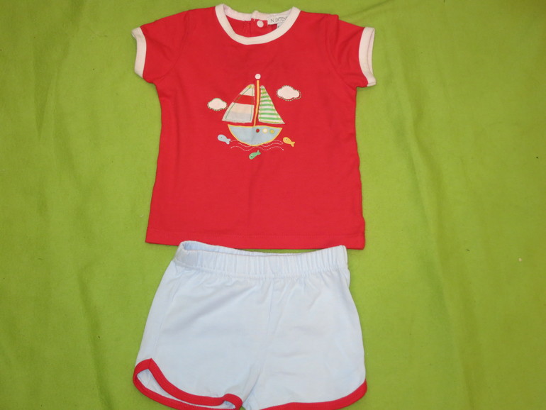 одежда на возраст 0-3 месяца и 3-6 мес.Максимум 100 рублей.Могу отправить почтой