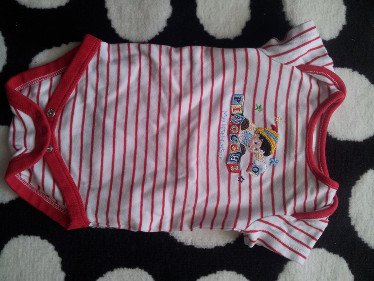 одежда на возраст 0-3 месяца и 3-6 мес.Максимум 100 рублей.Могу отправить почтой