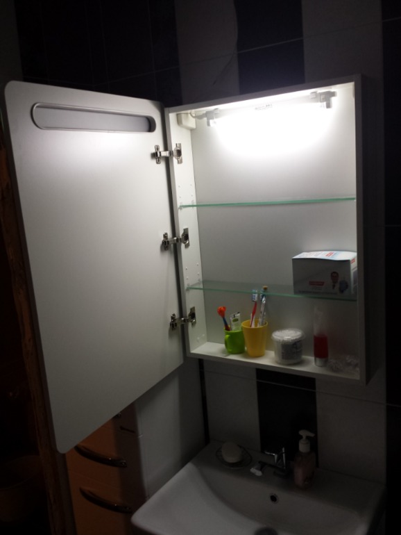 Продам НОВЫЙ зеркальный шкаф Америна 60