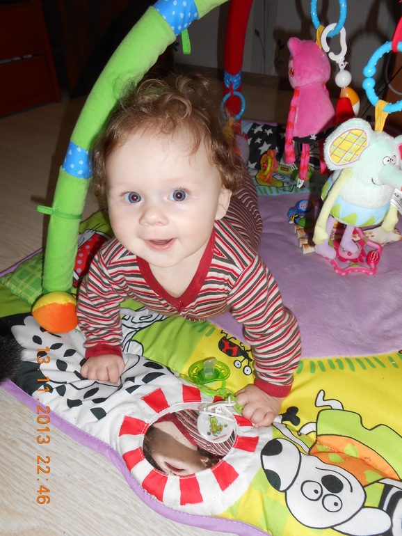 Алиса впервые увидела себя в зеркале...