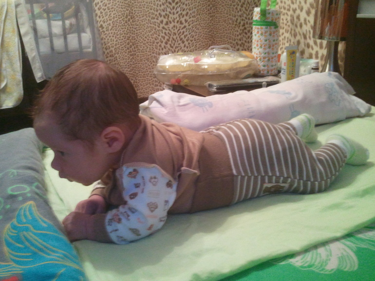 Наш лапотулька уже сам держит головку!!!))