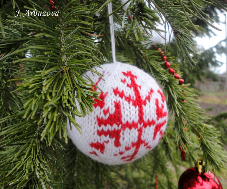 Вязаный елочный шар.
