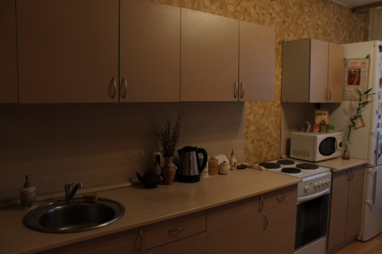 Подскажите со шторами и как улучшить интерьер кухни