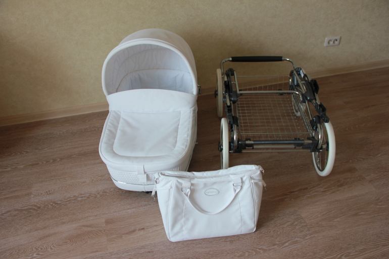 Inglesina Vittoria эко-кожа(белая) на шасси comfort piu