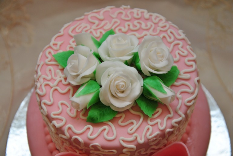 Розовый торт с бантом и розочками