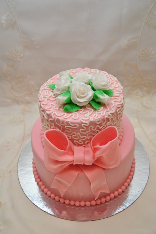 Розовый торт с бантом и розочками