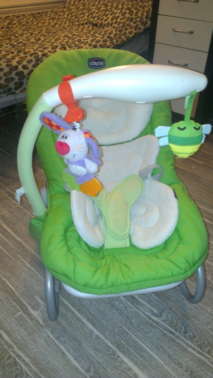 Продаю шезлог Chicco Mia