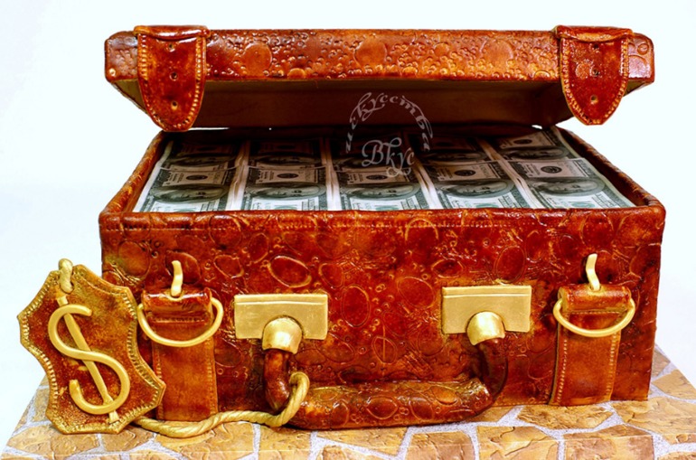 Нужен торт - чемодан.