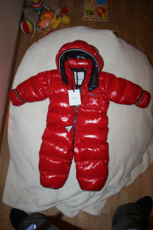 Продам комбинезон пуховый  Moncler оригинал, для девочки. 16000.00 рублей