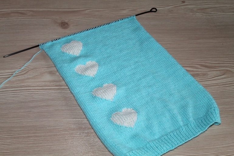 Кофта для доченьки вязанная спицами