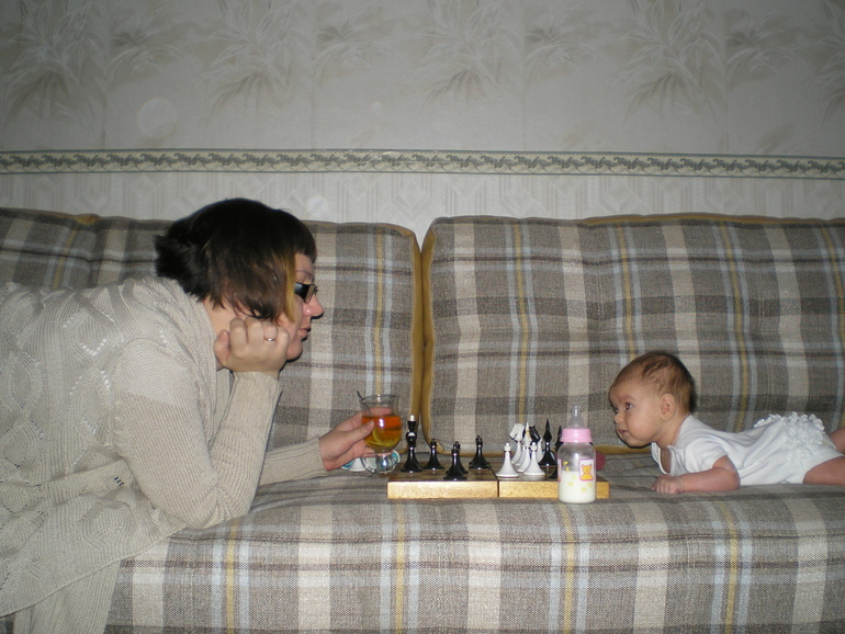 Марье 2 месяца. Учимся играть в шахматы :)