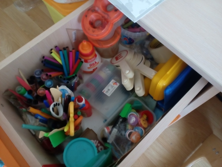 Коллекция из пластилина хранились в шкафу