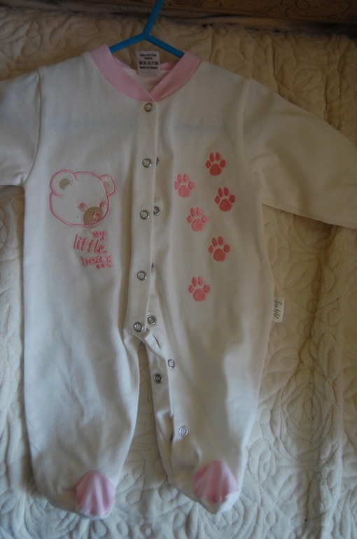 Комплект MOTHERCARE,шапки с песцовым понпонам, и много одежды по низким ценам.