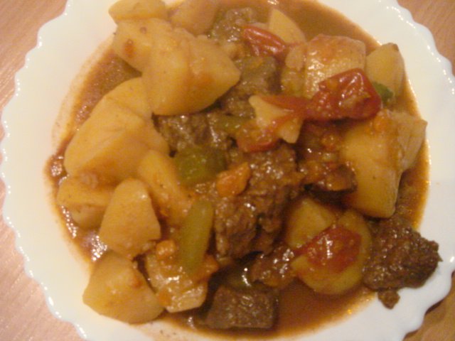 Картошка тушеная с мясом и солеными огурцами