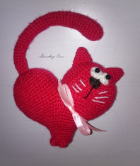 Вязаная игрушка Кот-сердечко