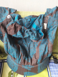 Слинг рюкзак из шарфовой ткани.