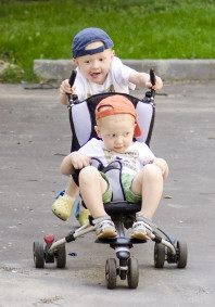 Трехколесная прогулочная коляска трость Geoby D888