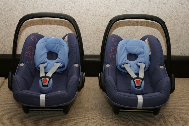 Продам 2 автокресла Maxi Cosi Pebble и адаптеры для автокресел к коляске Mountain Buggy