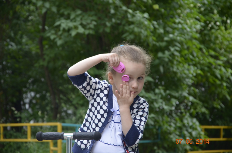 Лето пахнет земляникой,
