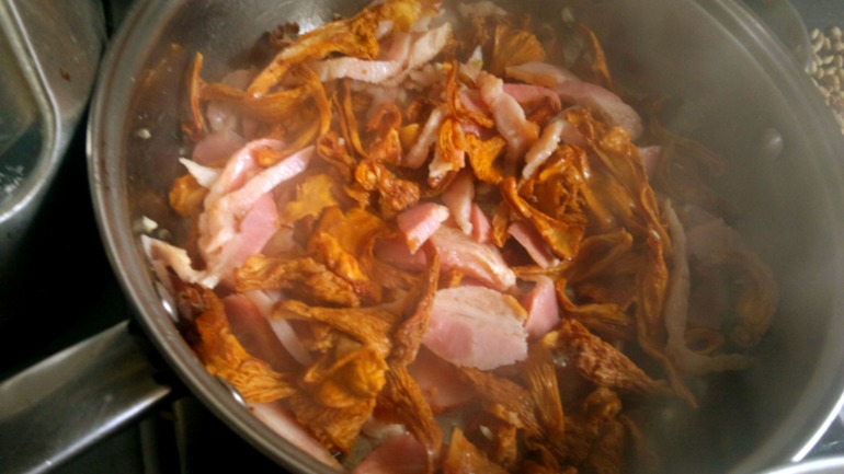 Паста с беконом, лисичками и кедровыми орешками