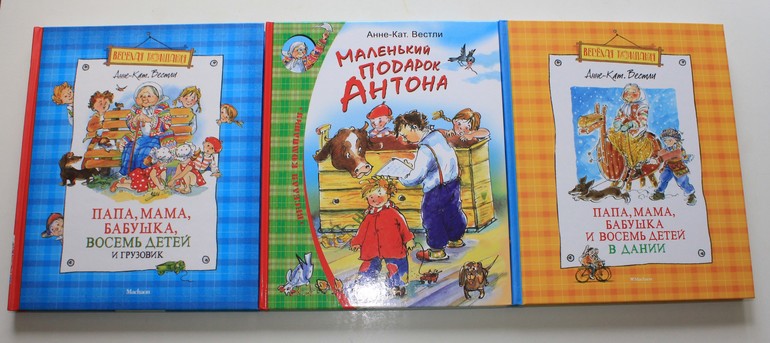 Небольшая стопочка из очередного книжного пополнения