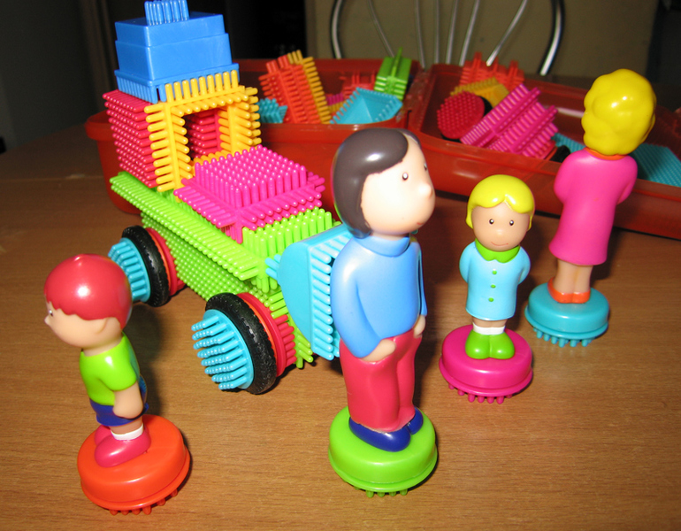 Игольчатый конструктор BATTAT Bristle Blocks 85 эл. с фигурками людей (отчет, много фото)