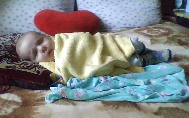 только что сфоткала......нам 1 мес и 18 дней....спит мой спящий зайчик