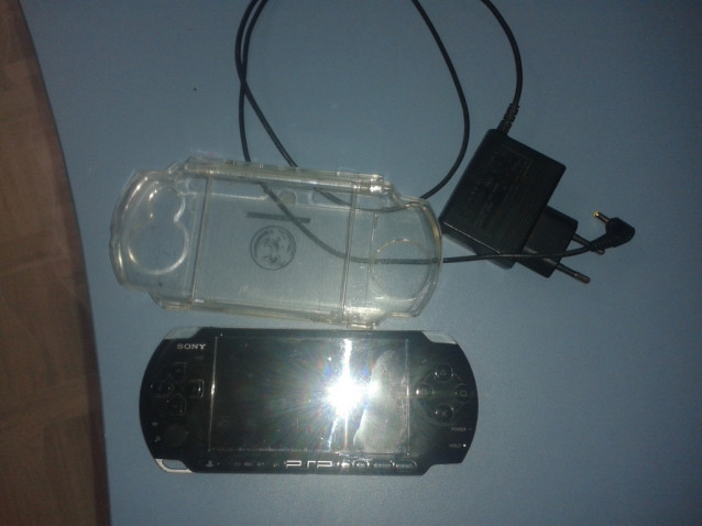 PSP 3008+ зарядное устройство + 4Gb MemoryStik Pro