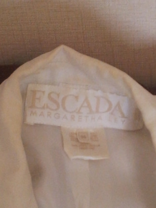 Белый  льняной пиджак escada