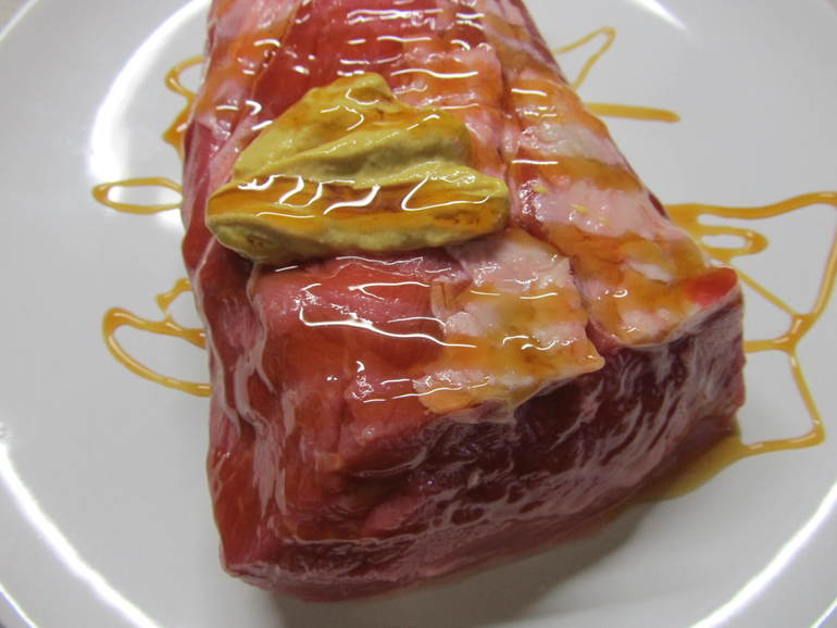 Ростбиф с мясным соусом и пюре из корня сельдерея