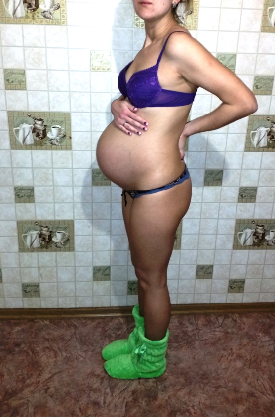 Каменеет живот на 40 неделе. Живот на 35 неделе беременности. Животы беременных на 35 неделе. Беременный живот в 35 недель.