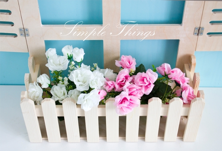 Окошко со ставнями и цветником. Simple Things