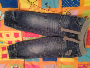 Тонкие джинсы на резинке