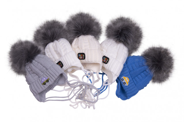 Теплые шапки с меховым пумпоном