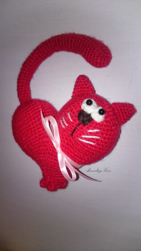 Вязаная игрушка Кот-сердечко