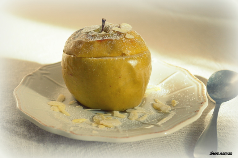 Яблоко, запеченное с медом и миндалем