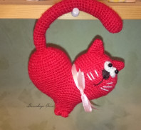 Вязаная игрушка Кот-сердечко