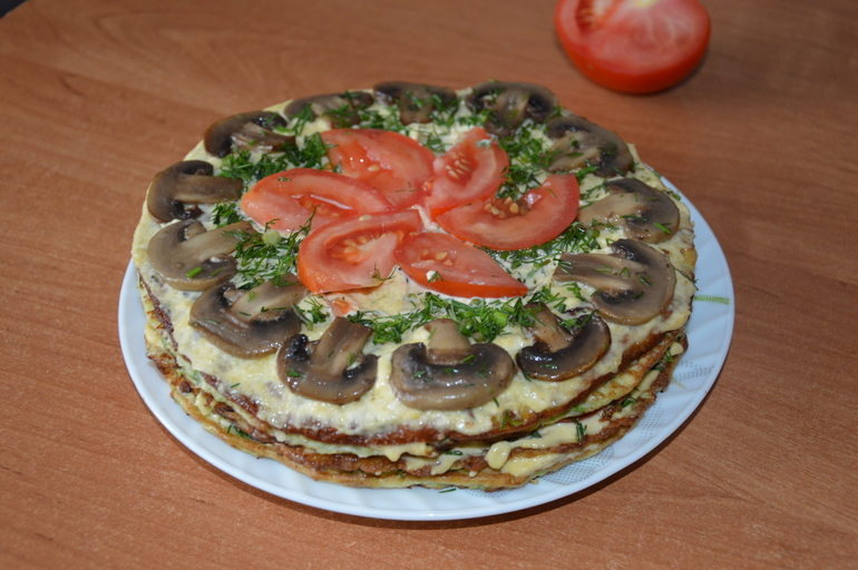 Кабачковый тортик с грибами и помидорами