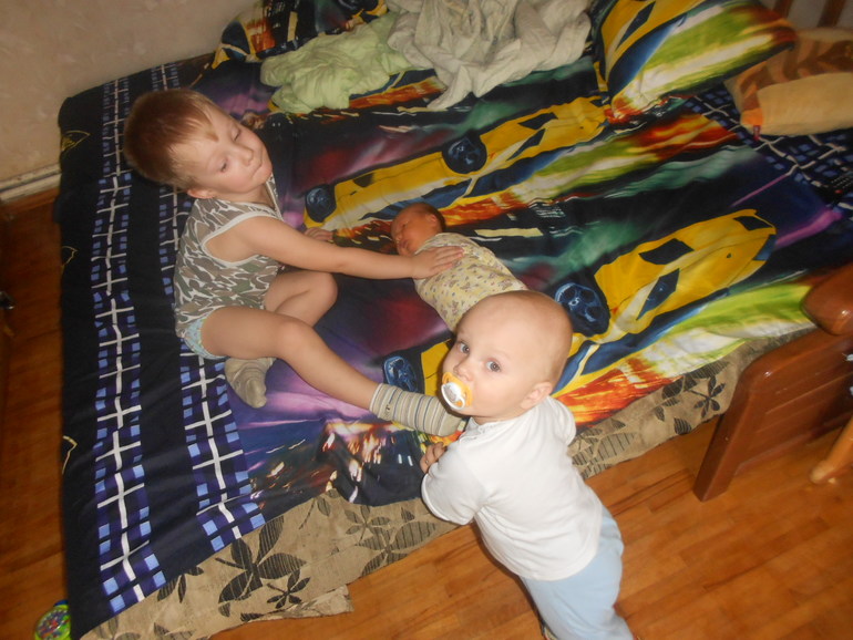 Мои детки! Кирилл 3 года 7 месяцев, и мои погодки Артем год и месяц и Полина 25 дней!