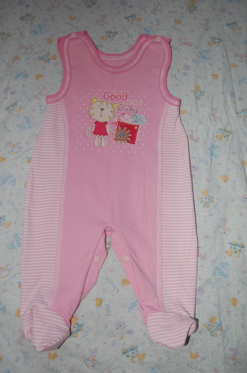Комплект MOTHERCARE,шапки с песцовым понпонам, и много одежды по низким ценам.
