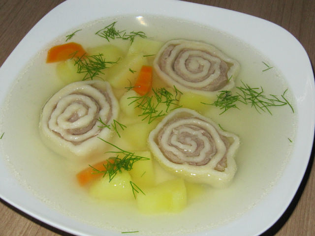Суп с рулетиками