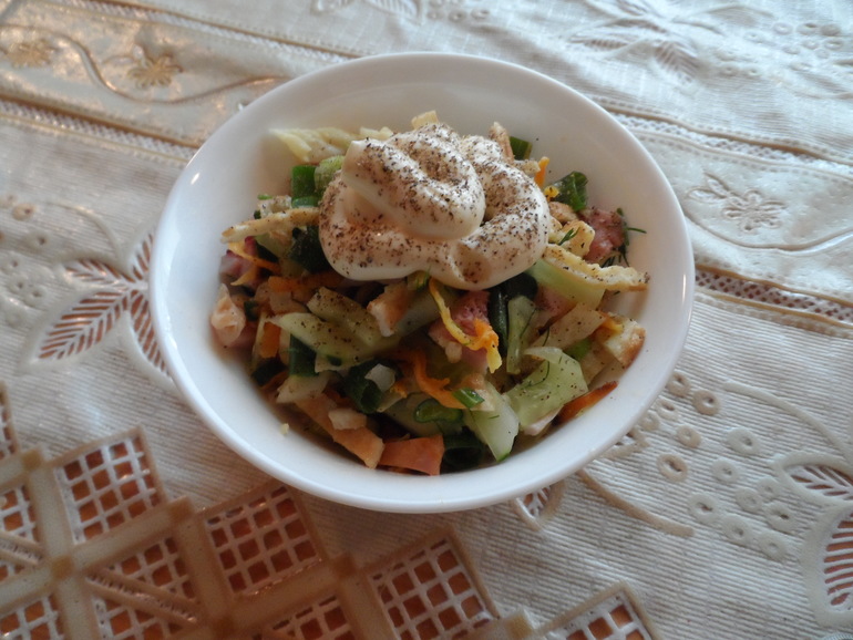 салат с копченой курицей и яичными блинчиками